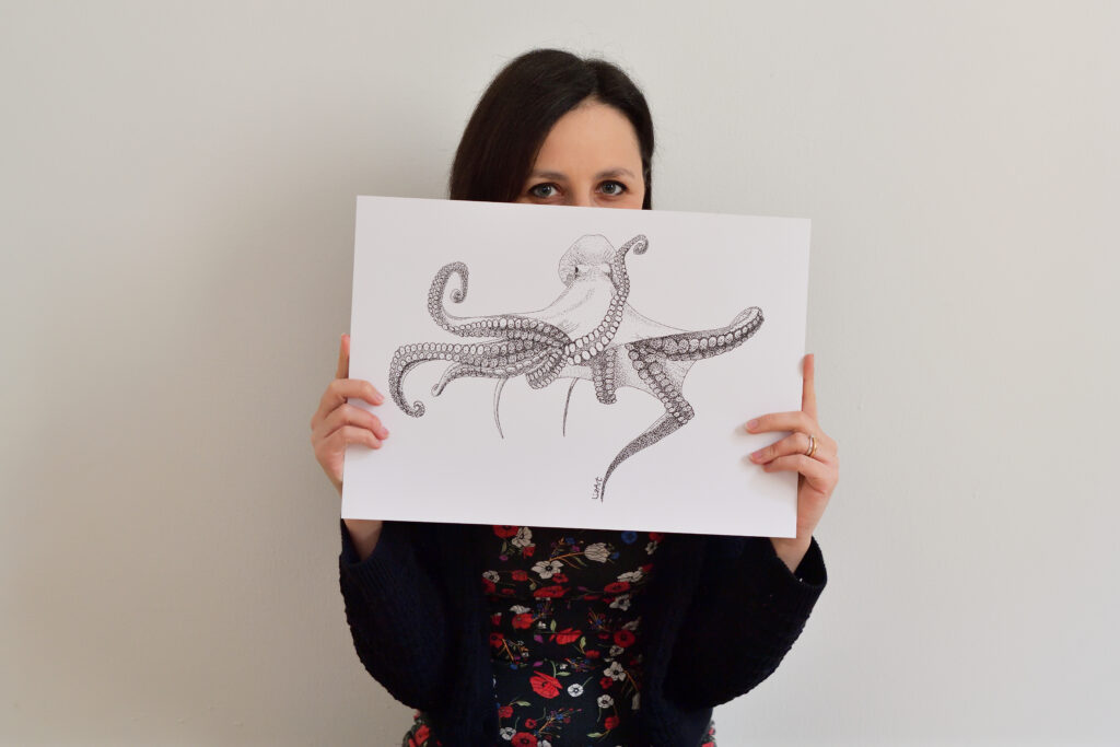 Foto che ritrae Lisa Donatini illustratrice naturalistica